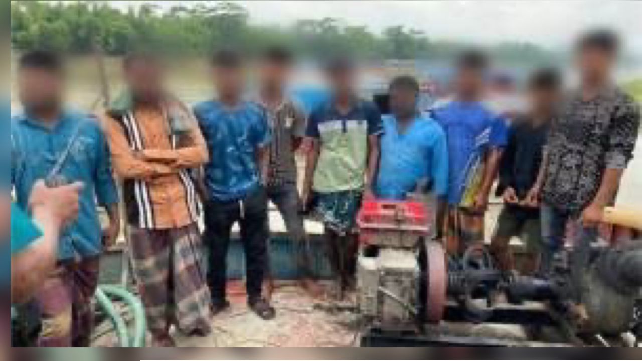 চেঙ্গেরখাল নদীতে অবৈধ বালু উত্তোলন: ৯ জন আটক
