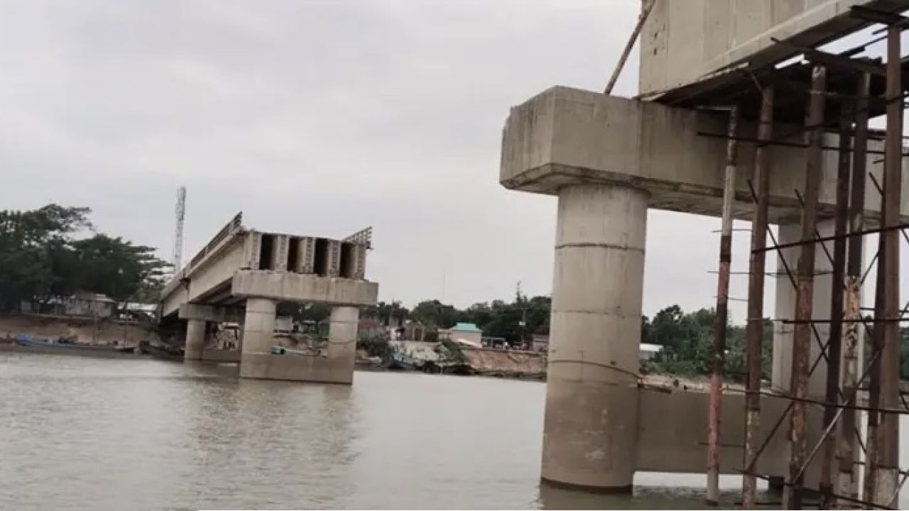 ৮৬ কোটি টাকার সেতুতে দুই দফা বিপর্যয়: ভেঙে পড়ল ৭টি গার্ডার