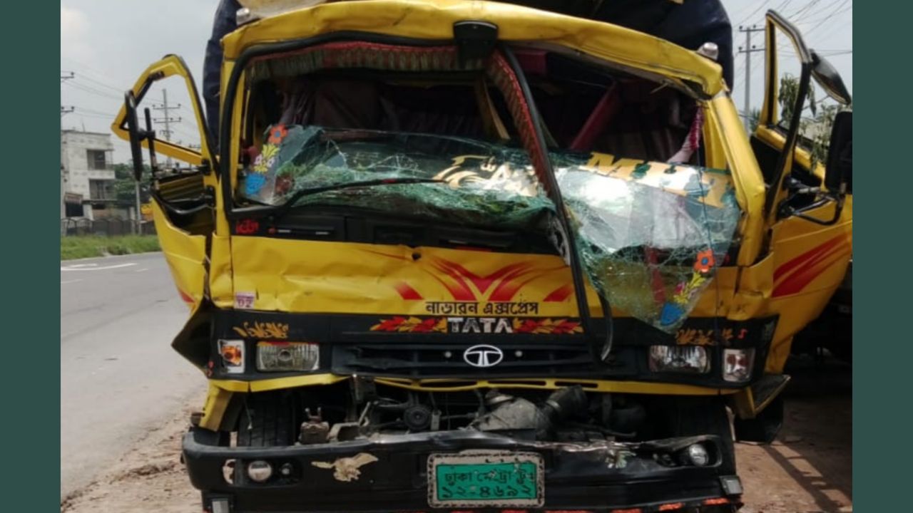মহাসড়কে নিয়ন্ত্রণ হারিয়ে আইল্যান্ডে ট্রাকের ধাক্কা, চালক-হেলপার আহত