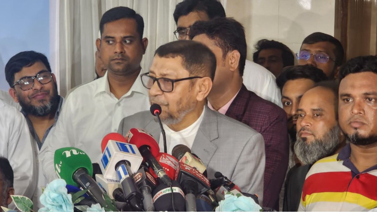 নারায়ণগঞ্জ জেনারেল হাসপাতালের পরিবেশ দেখে ক্ষুব্ধ স্বাস্থ্যমন্ত্রী
