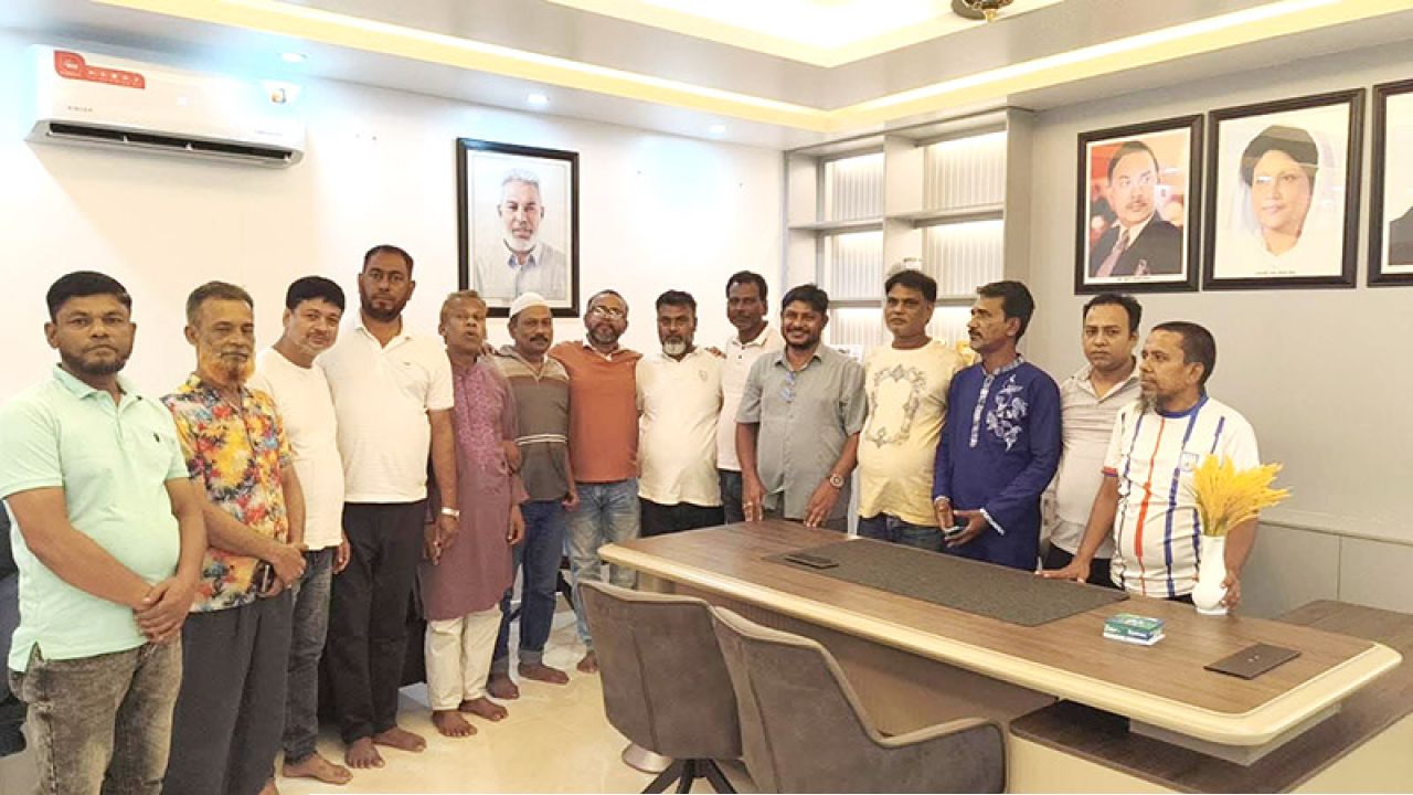 জেলা বিএনপির কার্যালয়কে এমপির কার্যালয়ে রূপান্তর