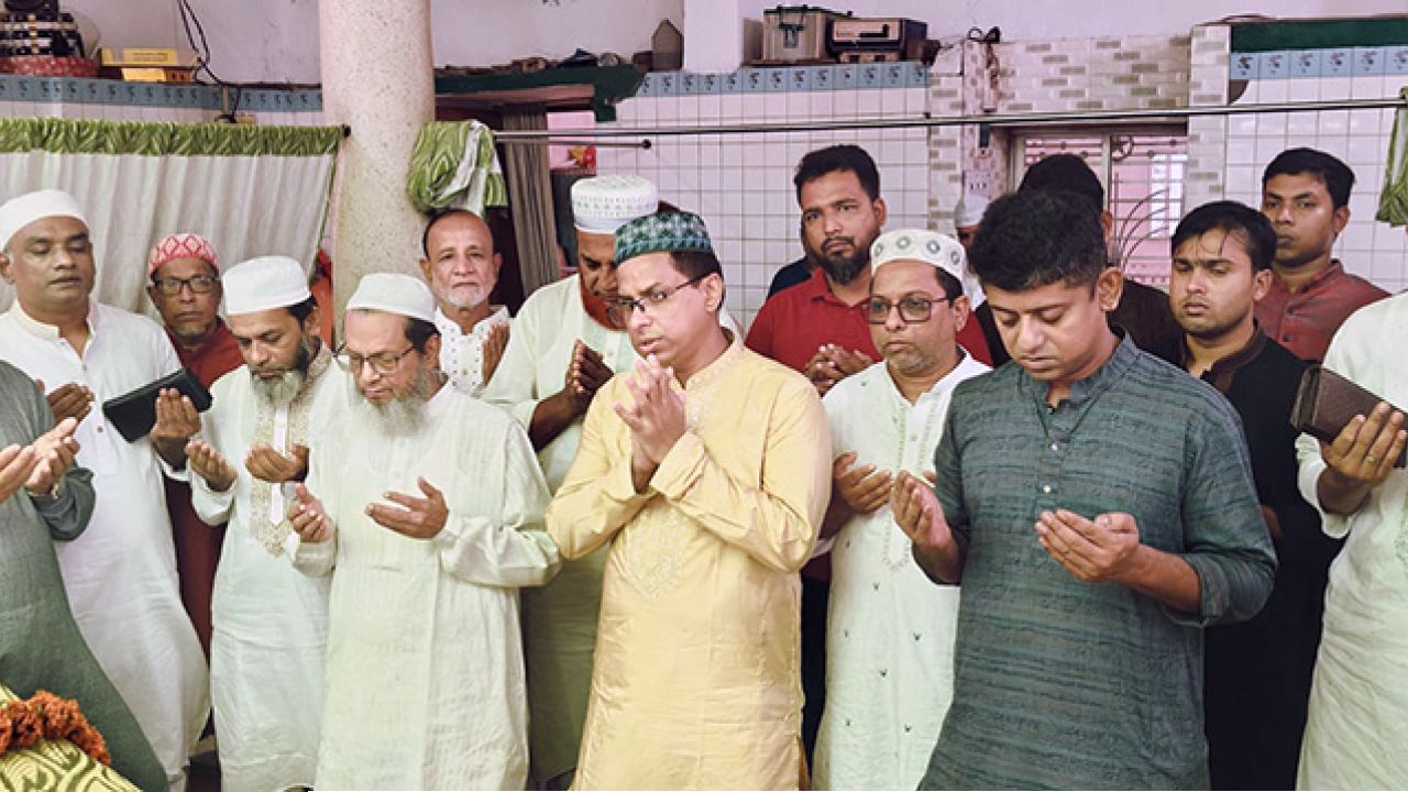 কদম রসূল দরগাহ পরিদর্শনে এমপি ও ডিসি