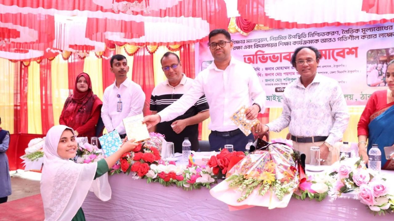 ঠাকুরগাঁওয়ে রোগীদের আর্থিক সহায়তা প্রদান