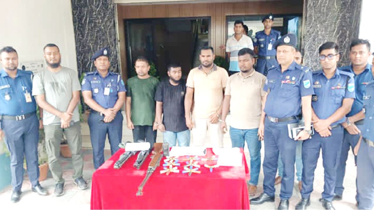 রূপগঞ্জে অস্ত্রসহ  গ্রেফতার ৪