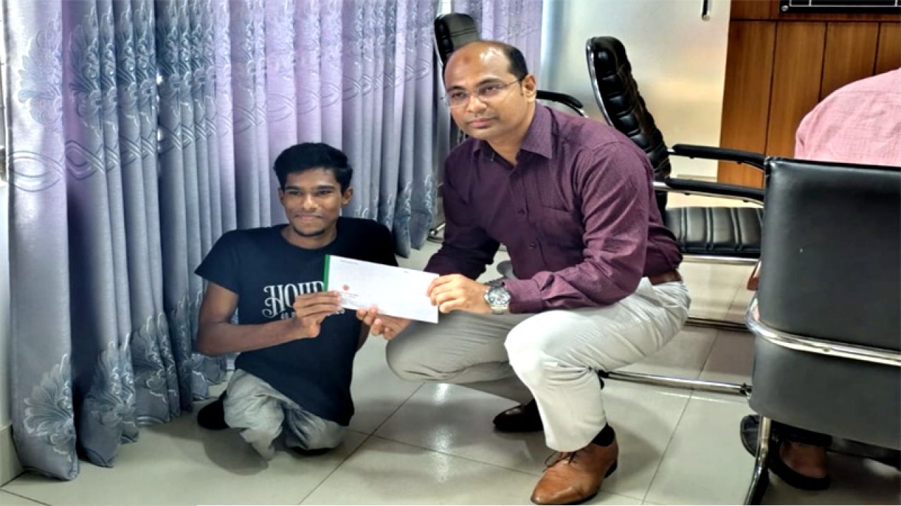 মেধাবী প্রতিবন্ধী রাহাতের পাশে দাড়ালেন সদর ইউএনও  