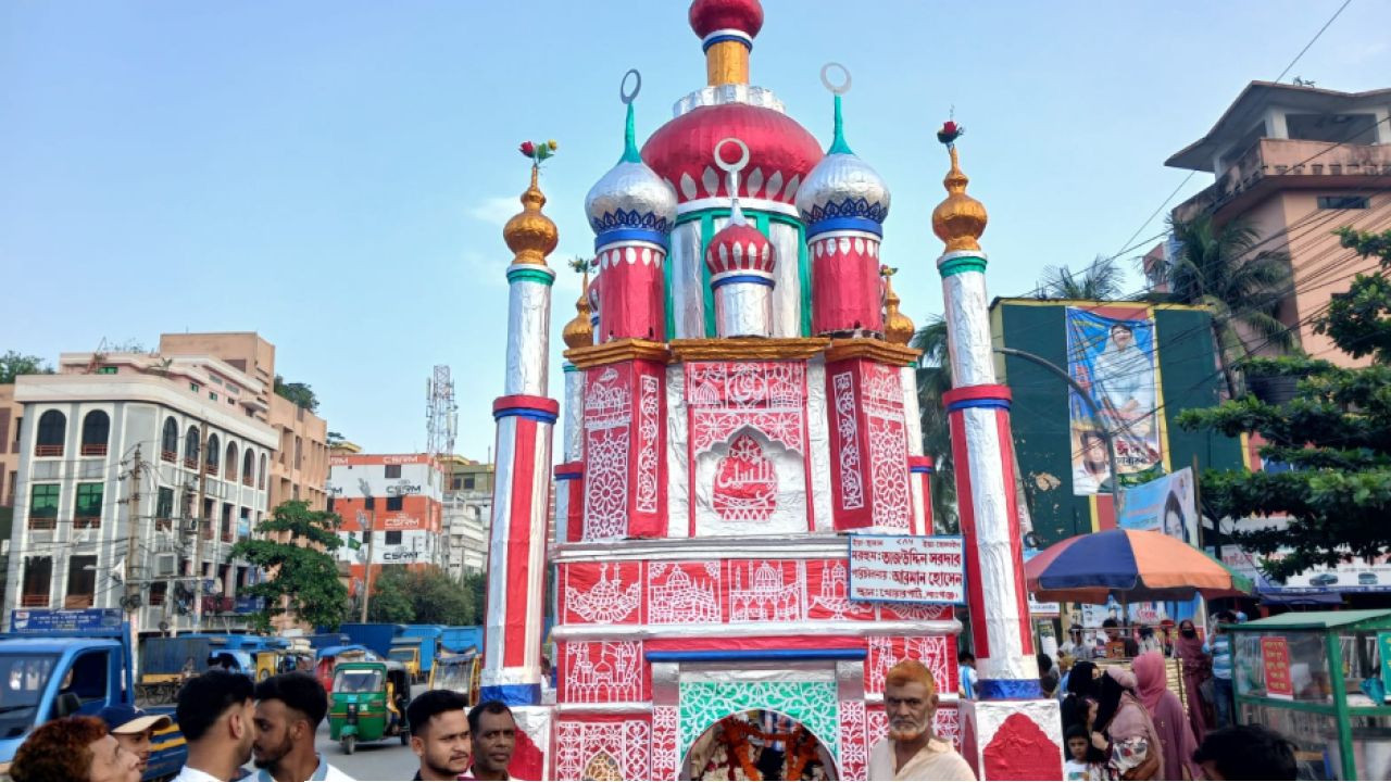 নারায়ণগঞ্জে তাজিয়া মিছিলে মানুষের ঢল
