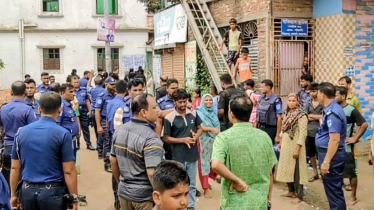 সোনারগাঁয়ে দুগ্রুপের সংঘর্ষে বাড়িঘর ভাঙচুর, আহত ২০