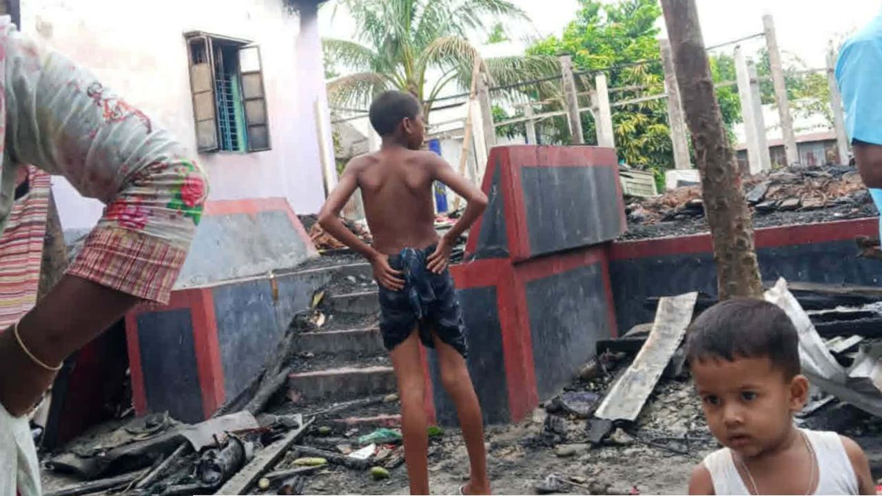আগুনে তিন ঘর পুড়ে ছাঁই