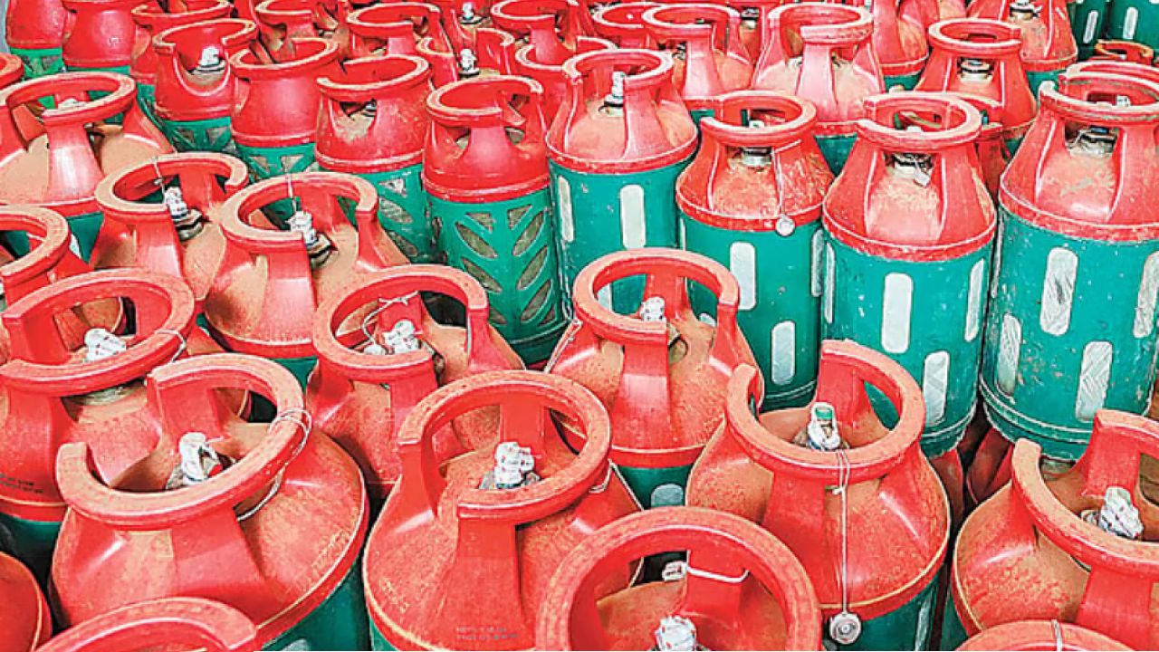 এলপিজি সিলিন্ডারে দাম কমল ৩৫৭ টাকা