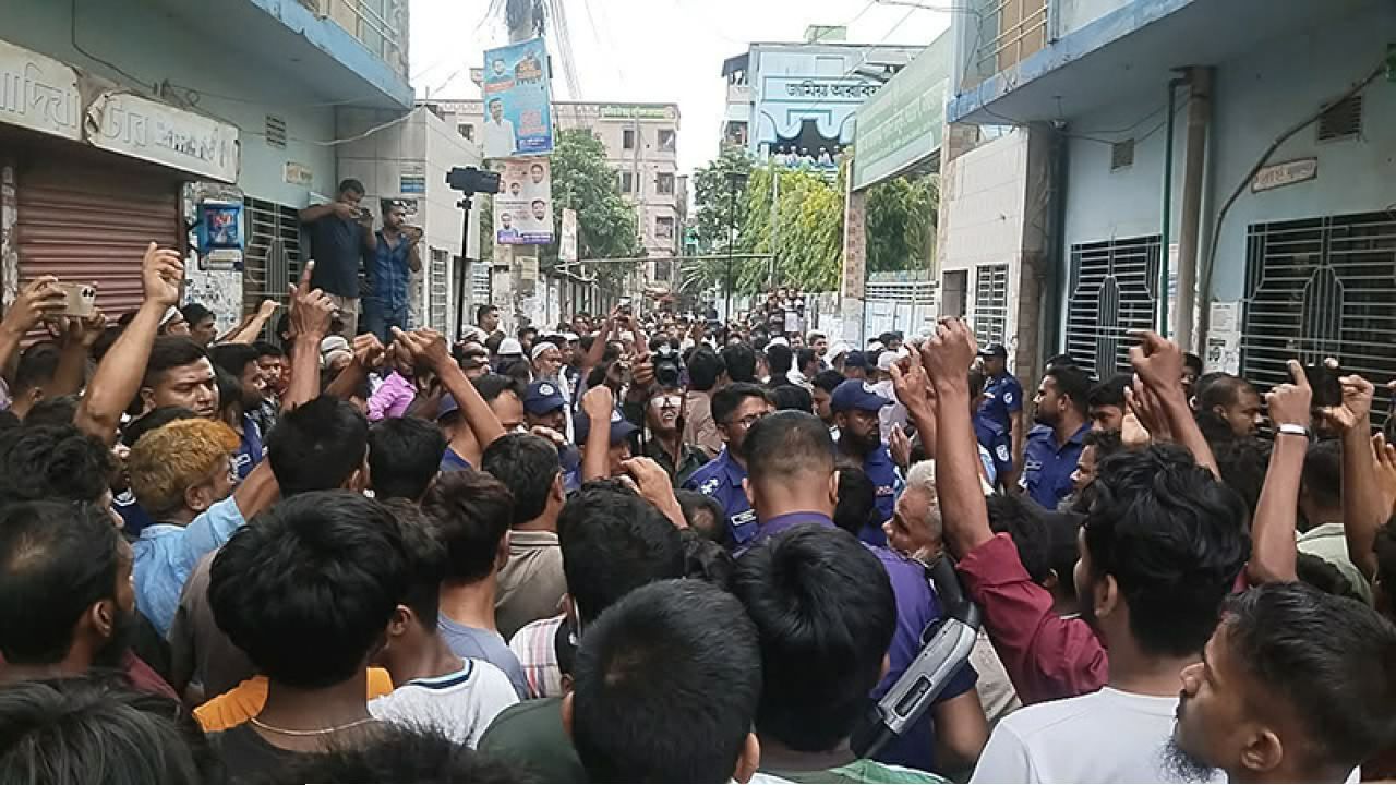 দেওভোগে মাদ্রসা শিক্ষককে অব্যহতির ঘটনায় উত্তেজনা