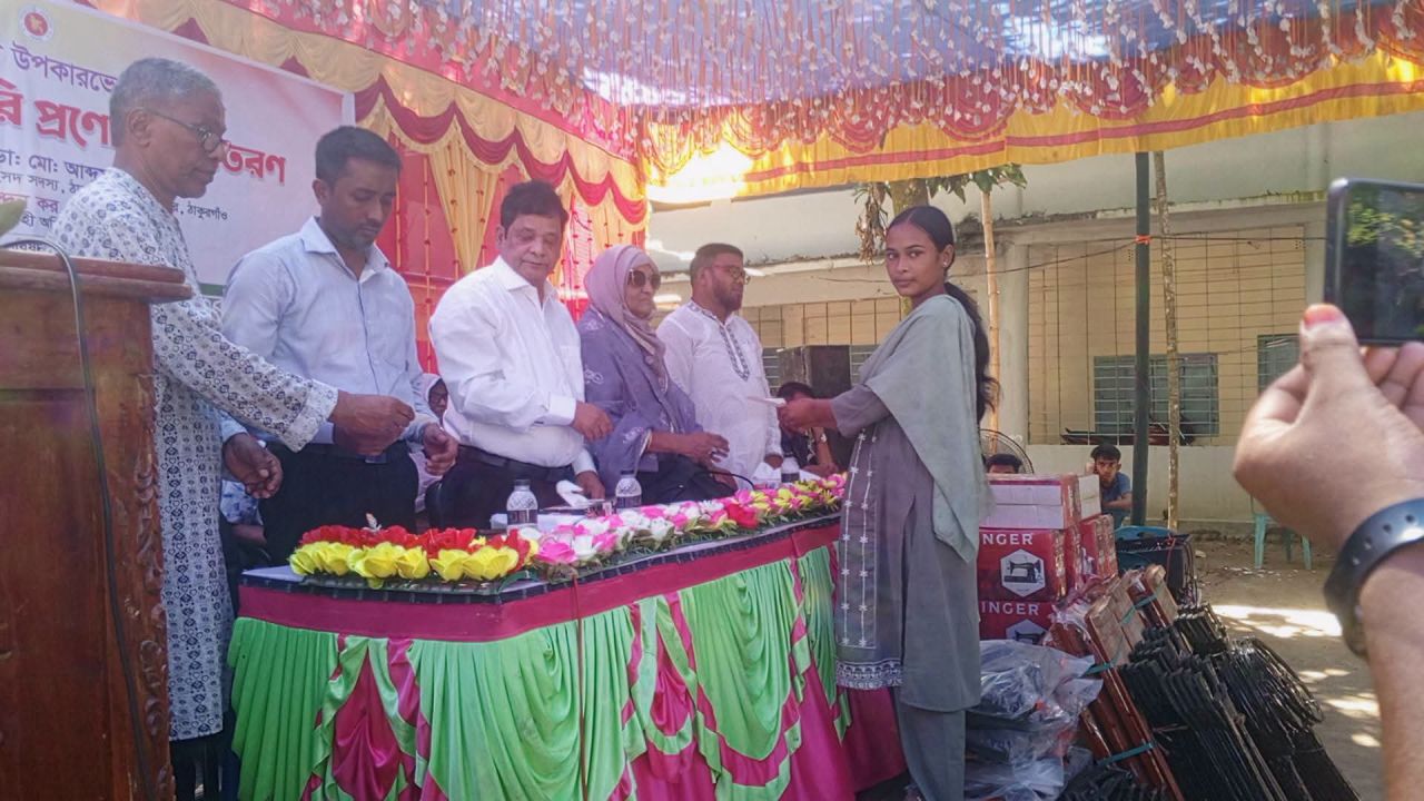 হরিপুরে সরকারি সহায়তা পেলেন রোগী, শিক্ষার্থী, কৃষক ও প্রতিবন্ধীরা