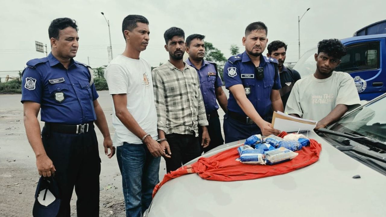 কুমিল্লা দাউদকান্দিতে প্রাইভেটকার থেকে ১৬ হাজার পিস ইয়াবা উদ্বার। আটক-২