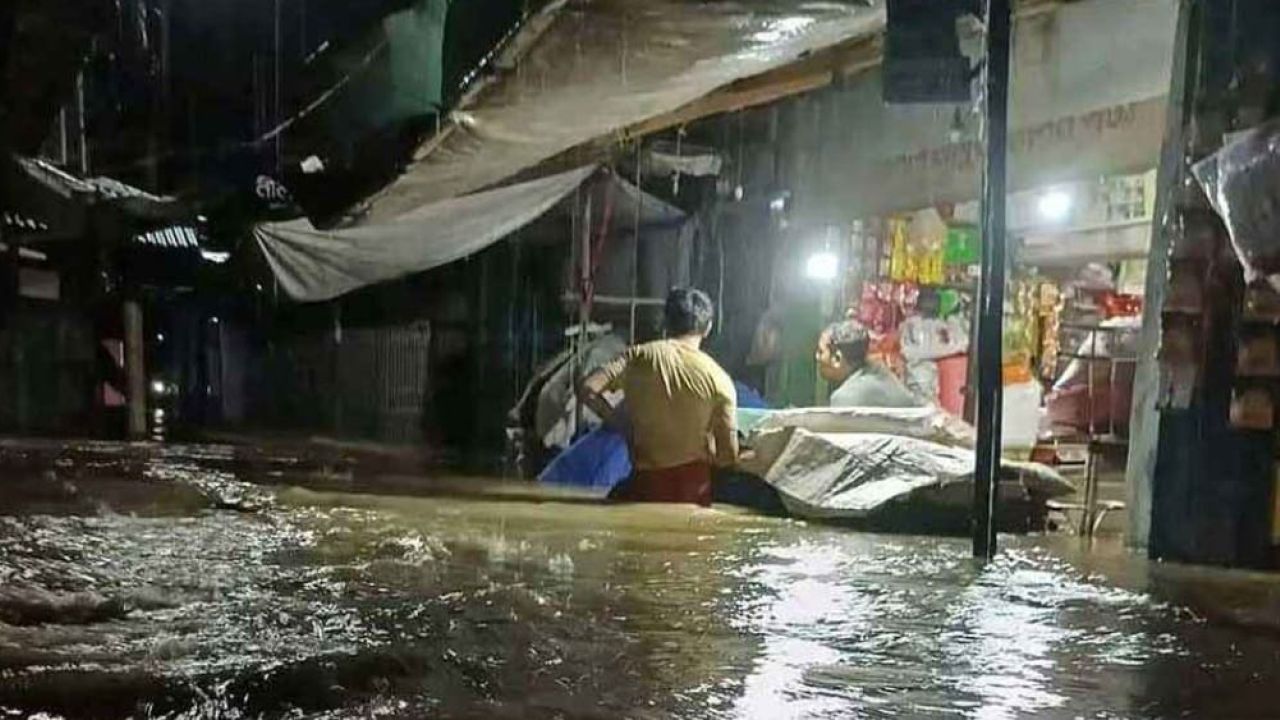 টানা বৃষ্টি ও পাহাড়ি ঢলে চট্টগ্রামের বেশ কয়েকটি উপজেলা প্লাবিত হয়ে অন্তত সাড়ে চার লাখ মানুষ পানিবন্দী হয়ে পড়েছেন।&nbsp;