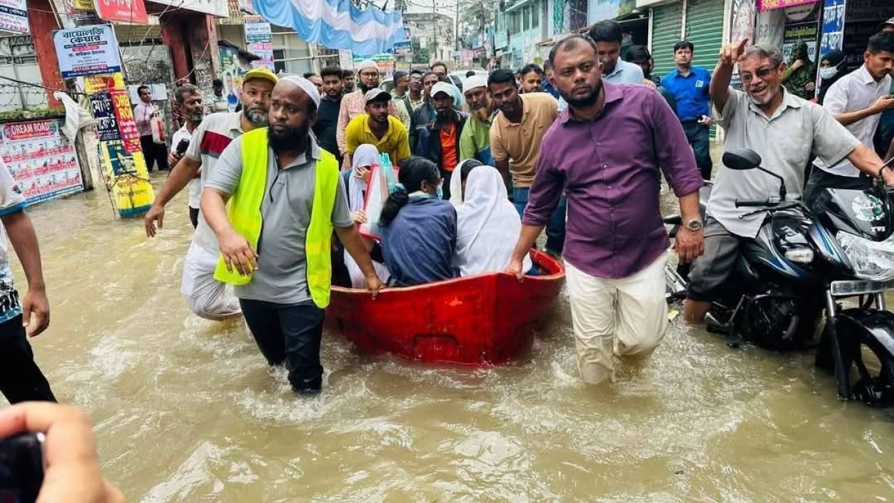 কুমিল্লায় জলাবদ্ধতায় পরীক্ষার্থীদের পাশে প্রশাসক ইউসুফ মোল্লা টিপু
