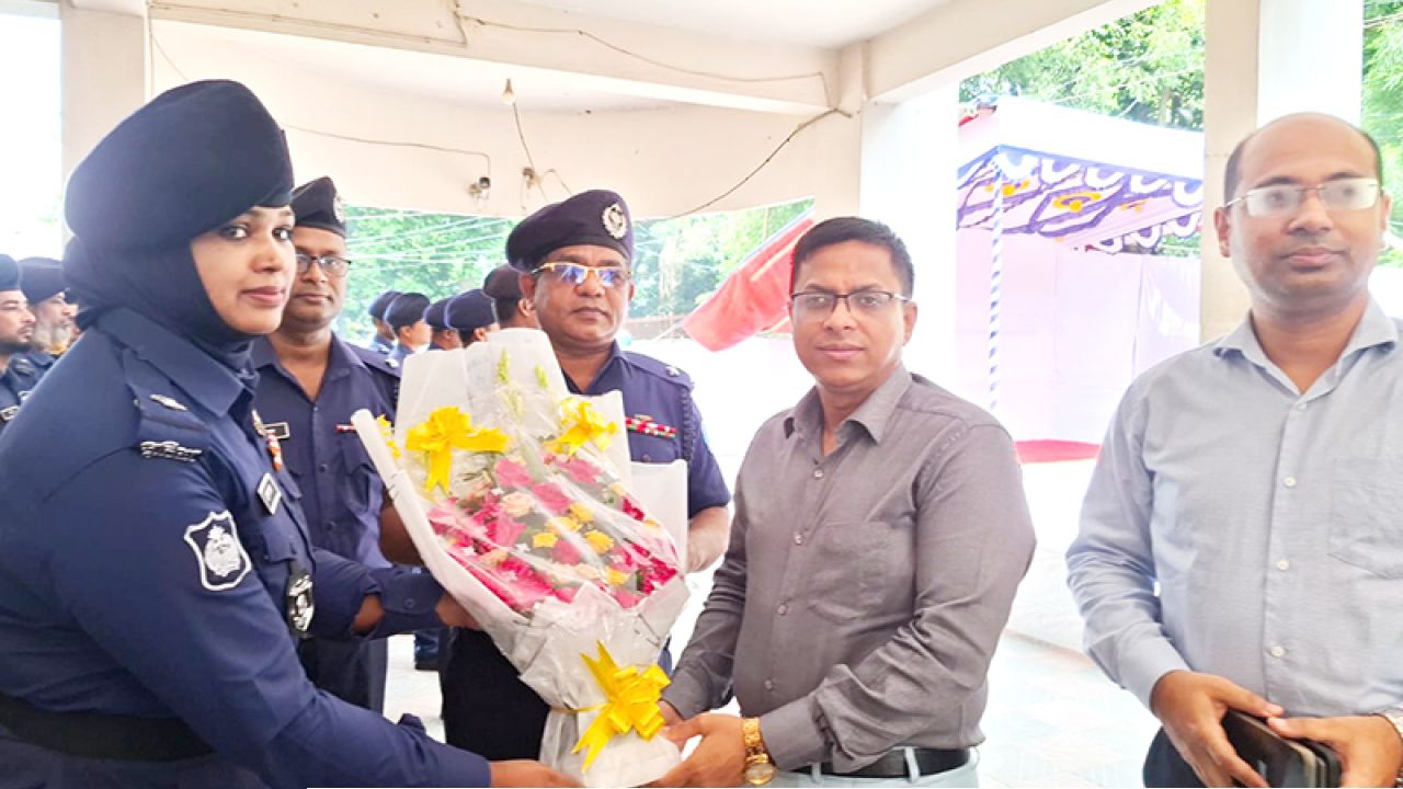 ফতুল্লা মডেল থানা পরিদর্শণে ডিসি রায়হান কবির