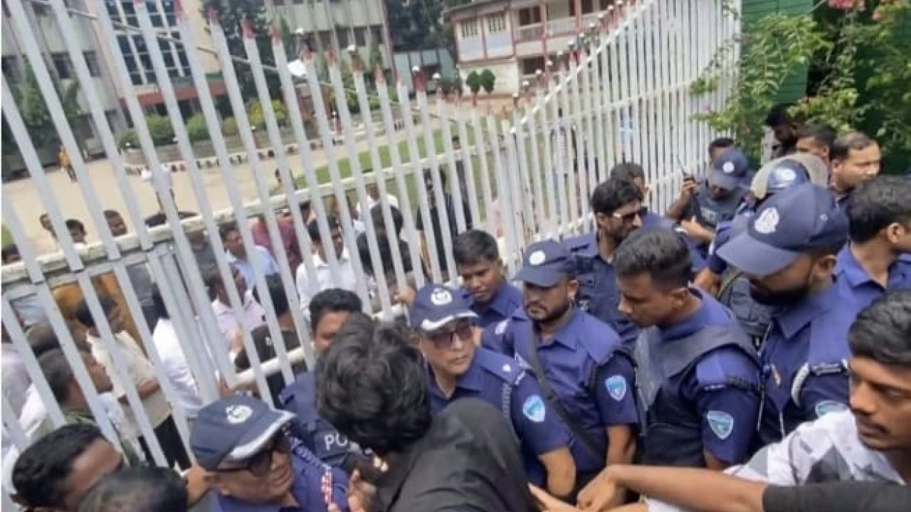কুমিল্লা শিক্ষা বোর্ডের সামনে এইচএসসি পরীক্ষার্থীদের অবস্থান কর্মসূচি