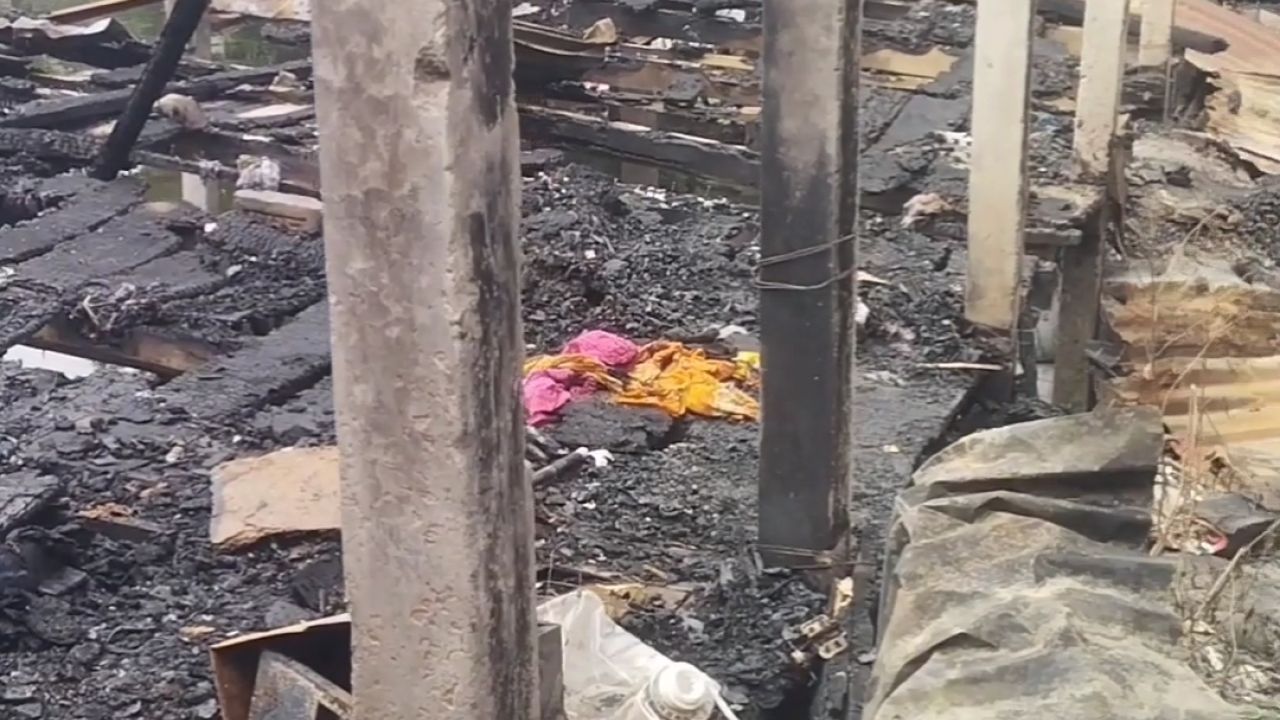 বন্দরে শর্ট সার্কিট থেকে ভয়াবহ আগুন: পুড়ে ছাই ৫টি কক্ষ, নিঃস্ব বিধবা নারী