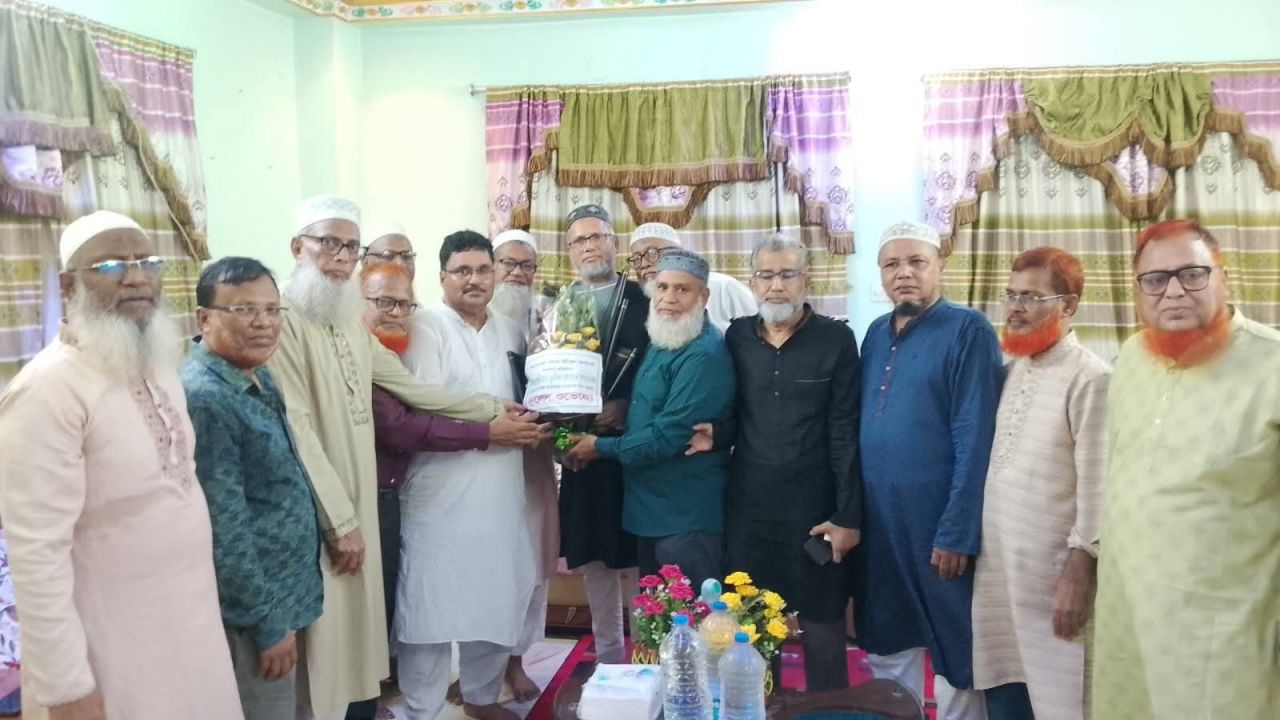প্রতিষ্ঠাতা হাজী মুহসীন দেওয়ানকে বন্দর উপজেলা সিনিয়র সিটিজেন ফোরামের নবগঠিত কমিটির ফুলেল শুভেচ্ছা