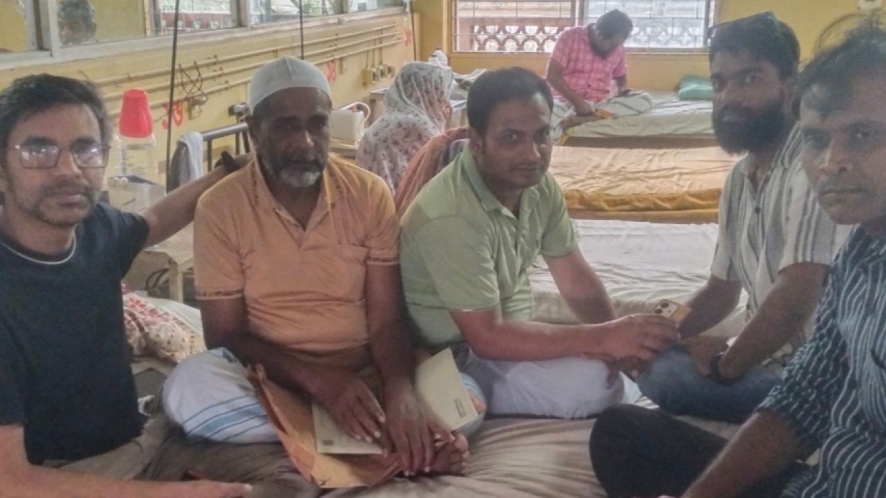 অসুস্থ প্রবীণ ফটোসাংবাদিক আমির হোসেনকে দেখতে হাসপাতালে যুবদল নেতা হুমায়ুন কবির