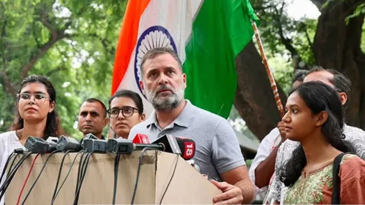 ভারতে এবার সরকার পতনের ডাক রাহুল গান্ধীর