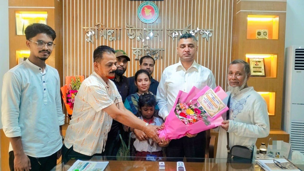 মাসাসের পক্ষ থেকে কুমিল্লা উন্নয়ন কর্তৃপক্ষের চেয়ারম্যান উদবাদুল বারী আবুকে ফুলেল শুভেচ্ছা  &lrm;