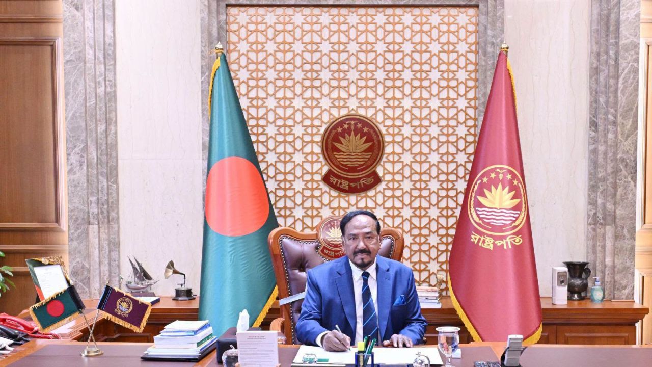 ভারপ্রাপ্ত রাষ্ট্রপতি হাফিজ উদ্দিন আহমদের বঙ্গভবনে কার্যক্রম শুরু