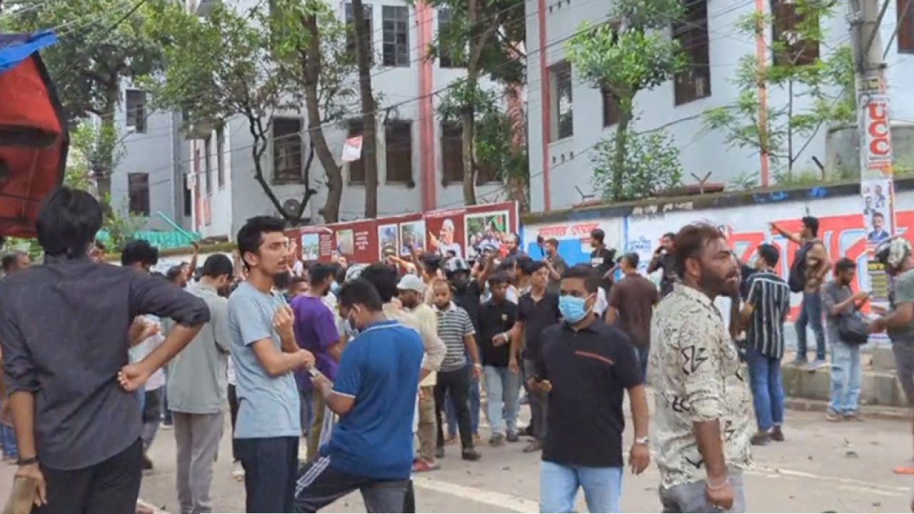 ছাত্রদল-শিবিরের দফায় দফায় সংঘর্ষ ঢাকা আলিয়া মাদ্রাসায়