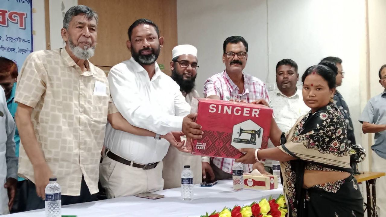 রাণীশংকৈলে ১২৬ নারী পেলেন সেলাই মেশিন, স্বাবলম্বী হওয়ার পথে নতুন উদ্যোগ