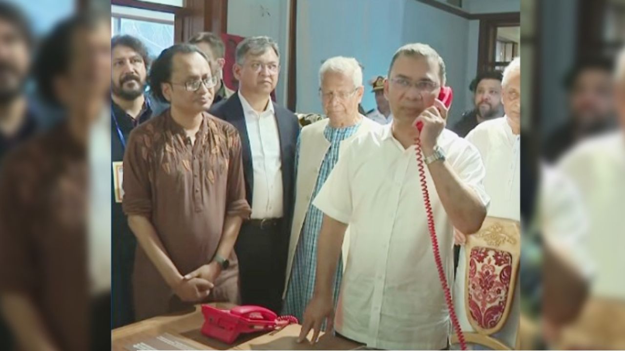 লাল টেলিফোনে শেখ হাসিনার কল রেকর্ড শুনলেন প্রধানমন্ত্রী