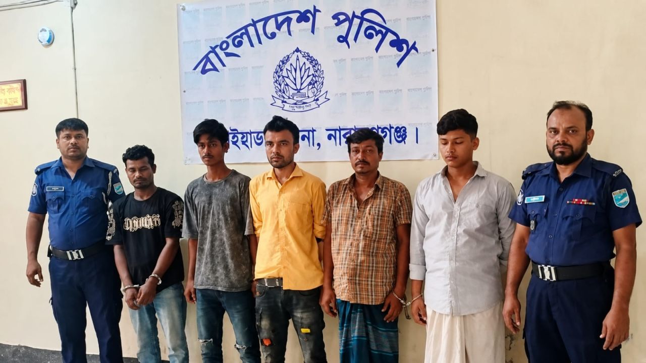 আড়াইহাজারে পৃথক অভিযানে বিভিন্ন মামলার ৫ আসামি গ্রেপ্তার