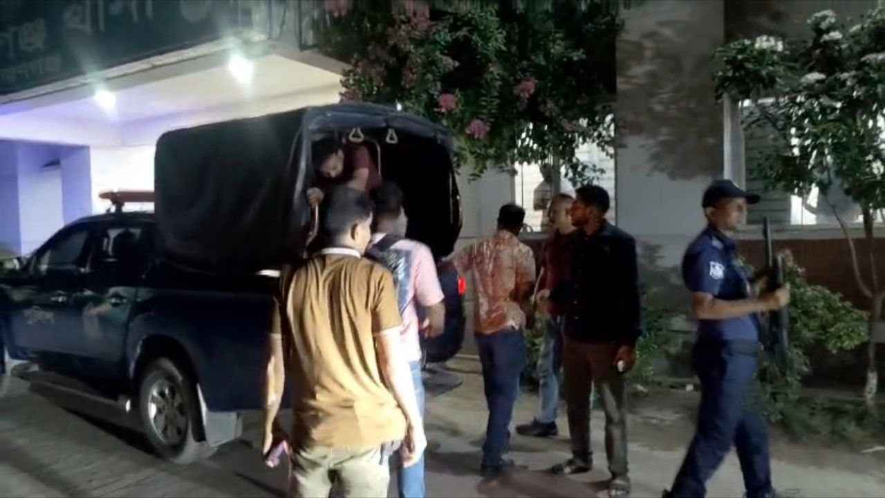 আসামি ধরতে গিয়ে হামলার শিকার পুলিশ, আটক ২