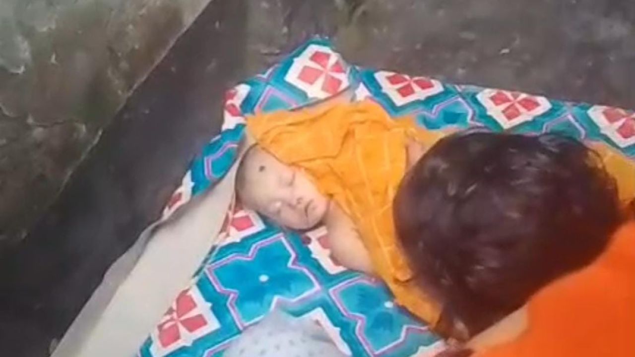 সিদ্ধিরগঞ্জে ফার্নিচারের নিচে চাপা পড়ে শিশুর মৃত্যু
