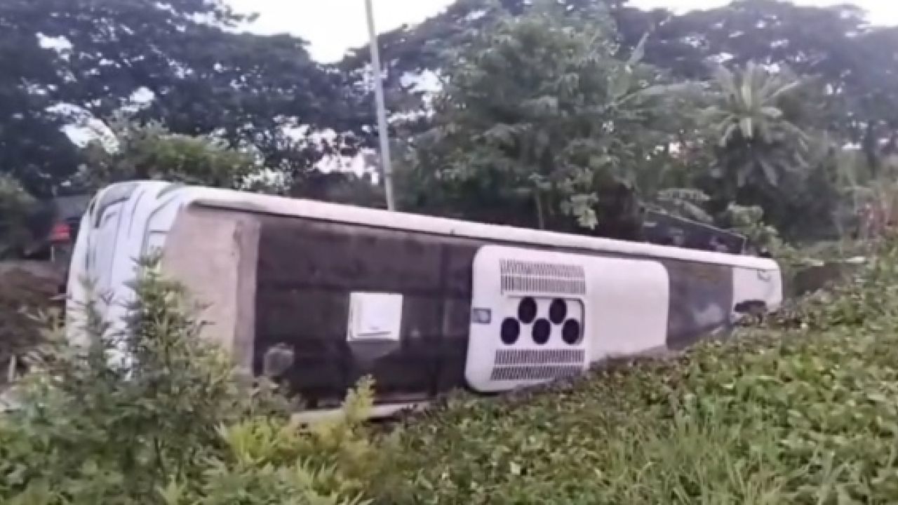 কুমিল্লায় মেডিকেল কলেজ শিক্ষার্থীদের বাস খাদে, আহত-২০