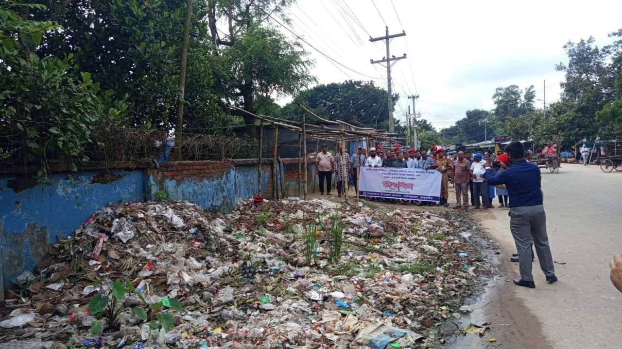 রাণীশংকৈল পৌরসভার প্রবেশমুখে ময়লার স্তূপ সরিয়ে পরিচ্ছন্নতা অভিযান