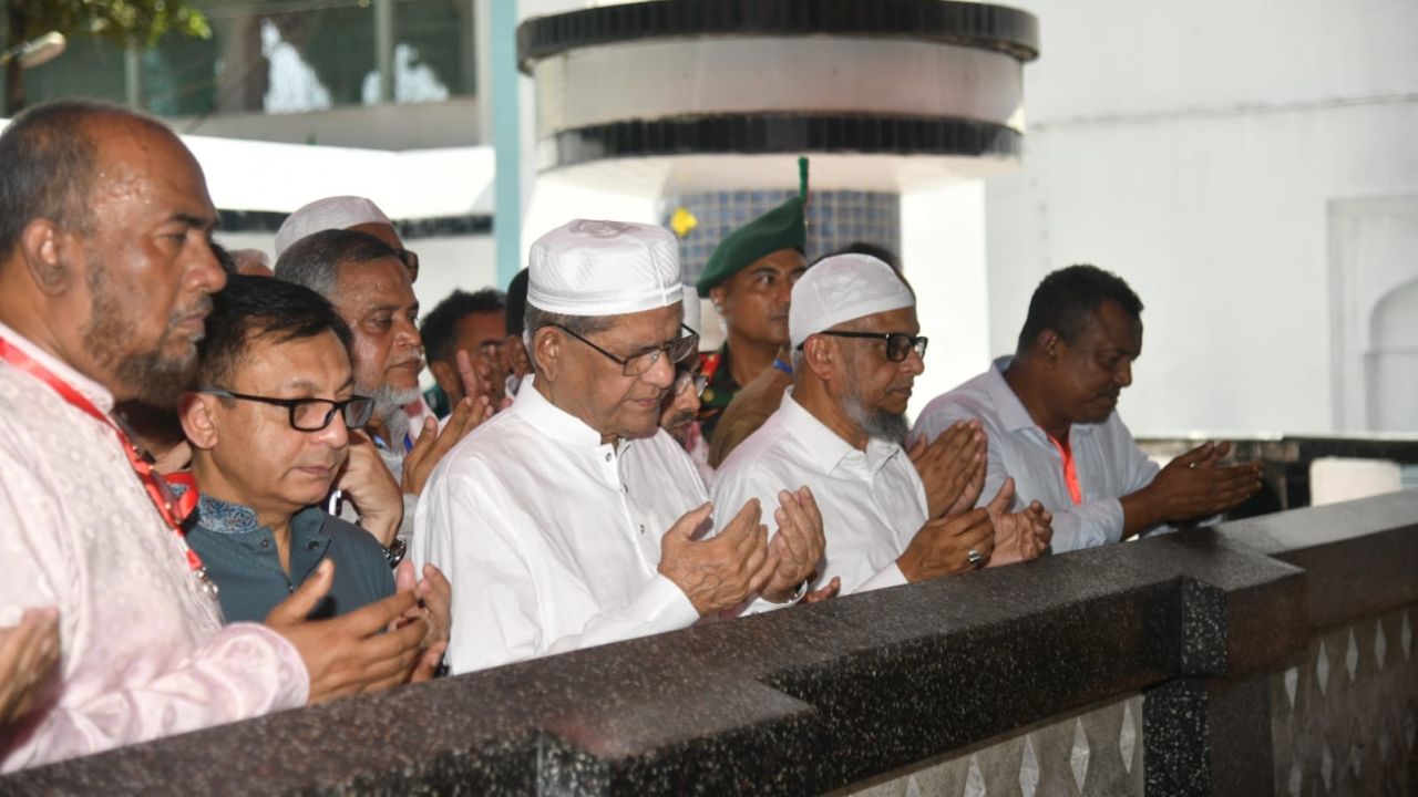 সিলেটে হজরত শাহজালাল রঃ ও হজরত শাহপরান রঃ এর মাজার জিয়ারত করলেন রাষ্ট্রপতি