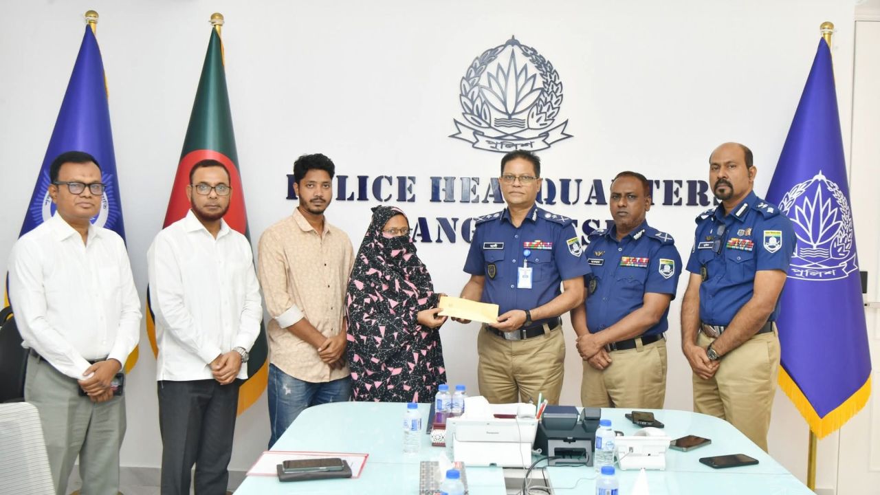 কর্তব্যরত অবস্থায় জীবন উৎসর্গকারী পুলিশ সদস্যের পরিবারকে আর্থিক অনুদান দিলেন আইজিপি