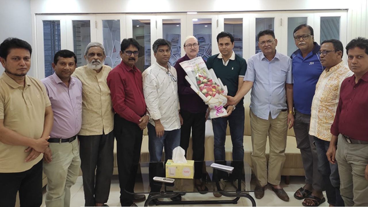 বাংলাদেশ প্রেসক্লাব ফ্রান্সের সম্পাদকের সঙ্গে না’গঞ্জ প্রেস ক্লাব কর্মকর্তাদের সৌজন্য সাক্ষাত