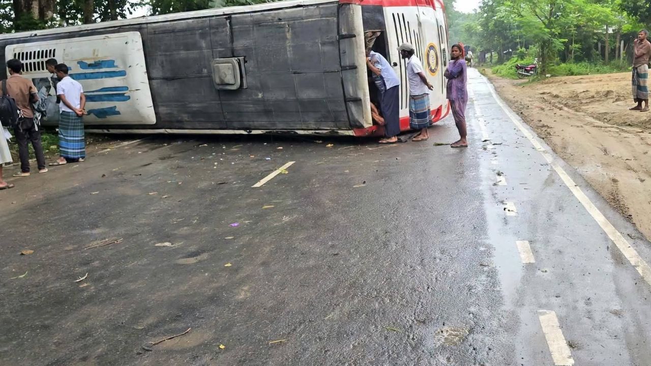 ঠাকুরগাঁও বাস উল্টে আহত ১২