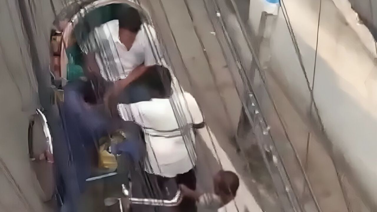 চট্টগ্রামে রিকশাযাত্রীর পথ আটকে ছুরিকাঘাত, দিনদুপুরে সর্বস্ব লুট