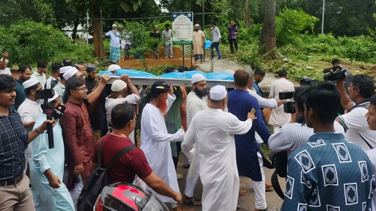 অপ্রতিমের দাফন সম্পন্ন, কুমিল্লা বিশ্ববিদ্যালয়ে প্রথম জানাজা