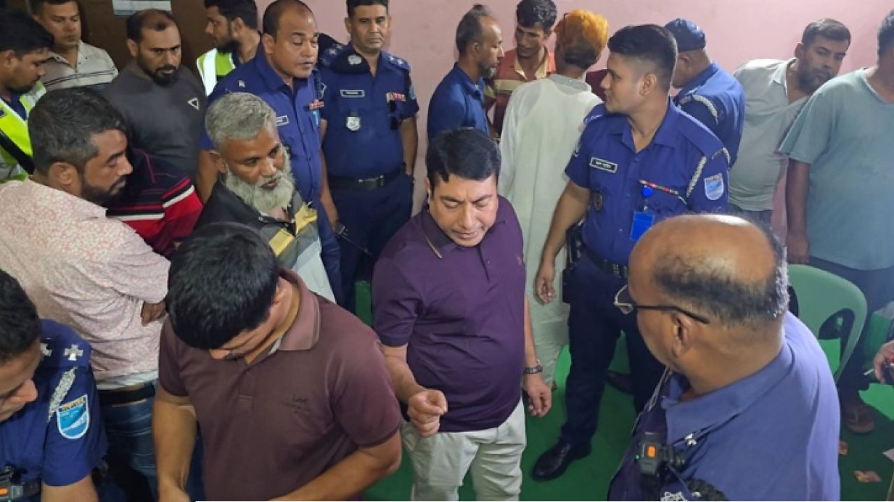 খাজা মার্কেট থেকে ২৮ জুয়ারী আটক