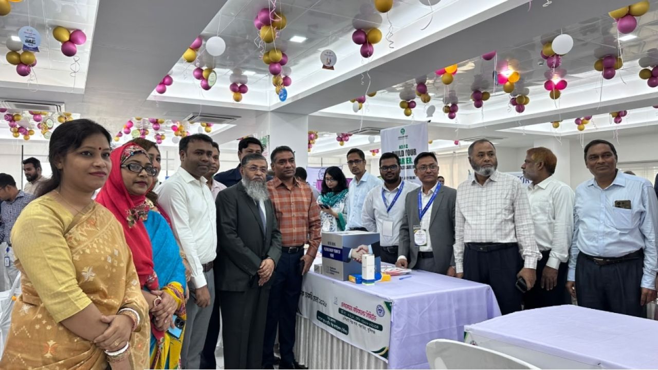 বিসিক চাকরির মেলায় স্টল পরিদর্শনে বিকেএমইএ সভাপতি মোহাম্মদ হাতেম